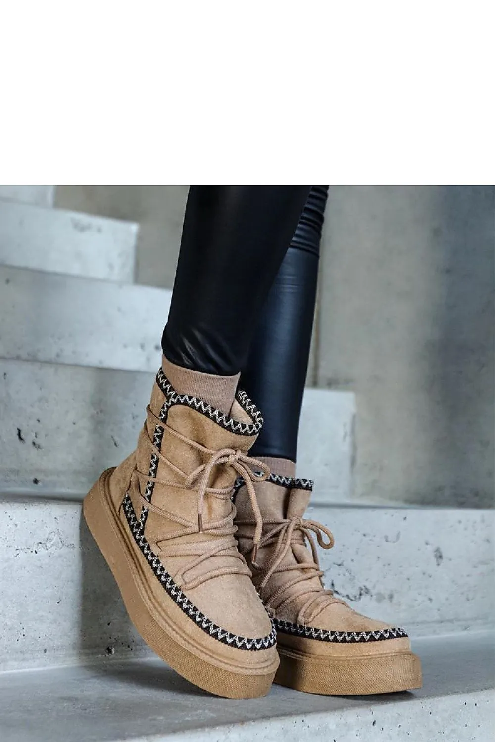 Beige snow boots on the Mckenzie platform