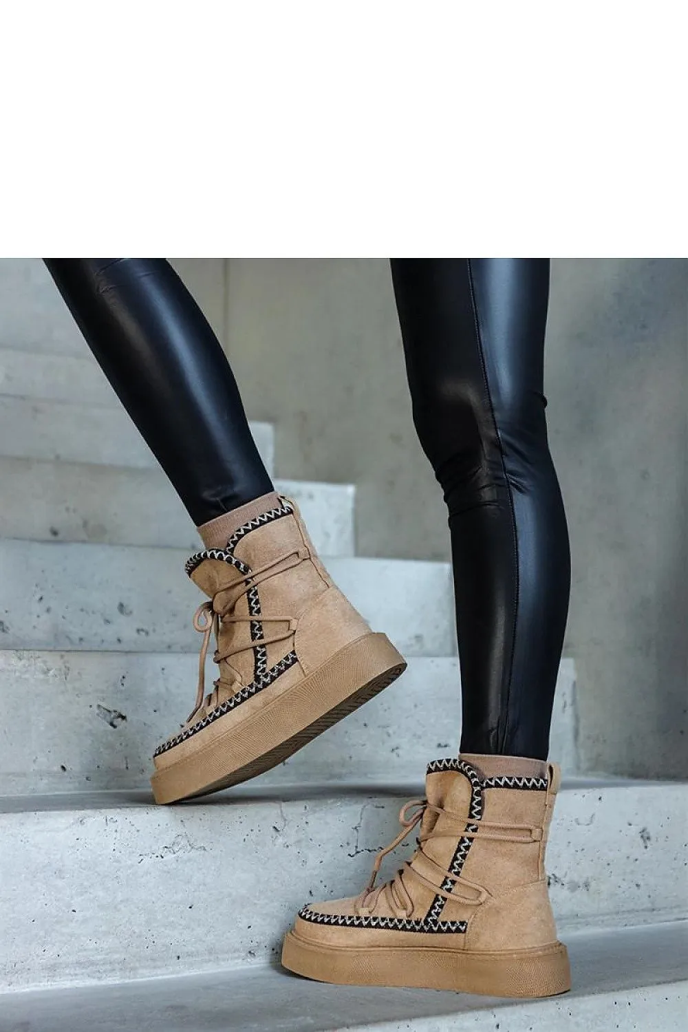 Beige snow boots on the Mckenzie platform